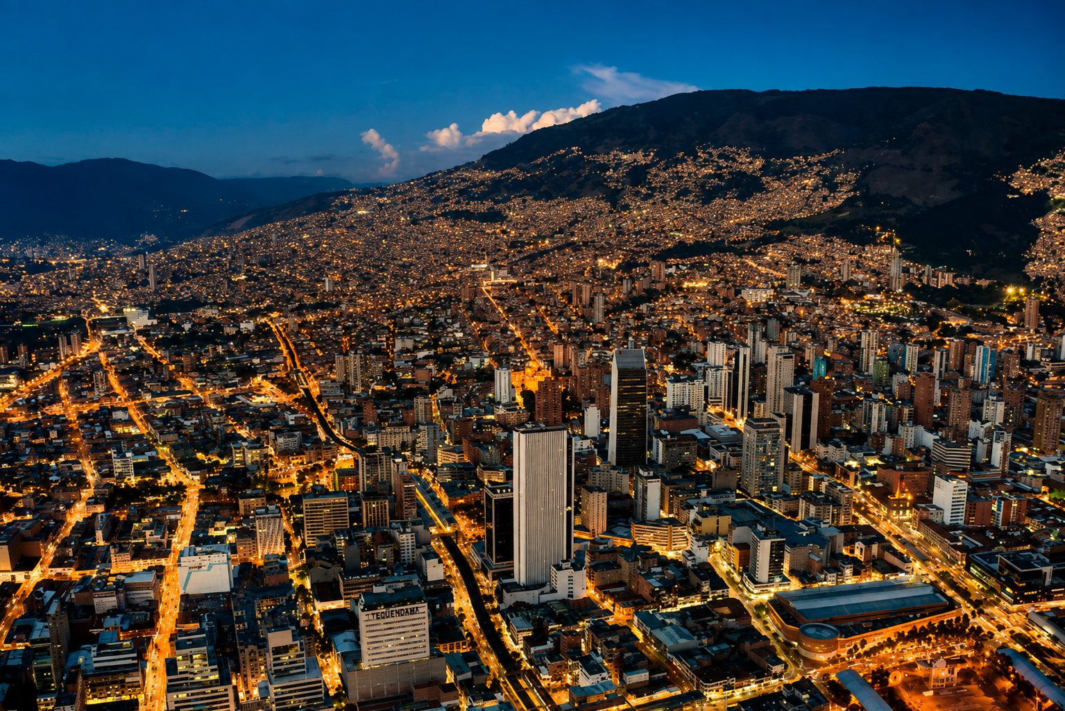 Vista nocturna de una ciudad monitoreada desde un rascacielos